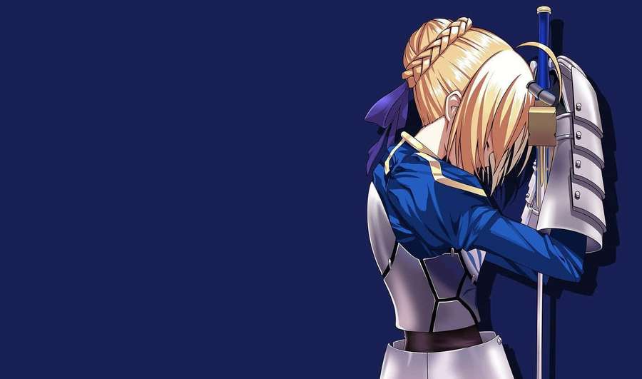Anime-ritari vaaleilla hiuksilla haarniskassa nojaten miekkaan tummansinistä taustaa vasten. — Fate Sarja Taustakuvat