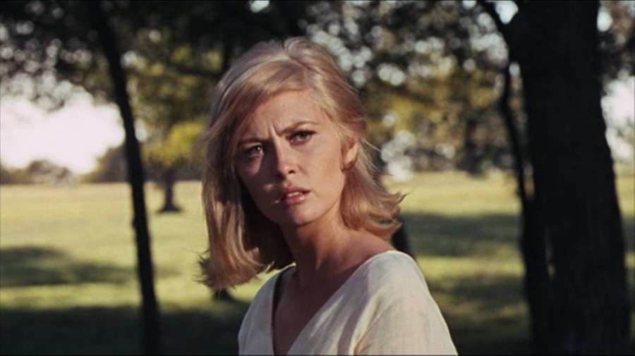 Blonde Frau mit ernstem Ausdruck in einem sonnigen Park mit Bäumen. — Faye dunaway Wallpaper