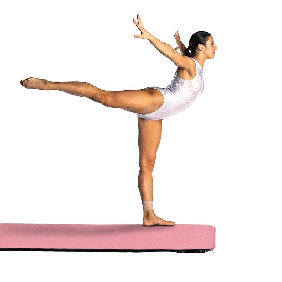 Ginasta de collant branco equilibrando-se em uma perna sobre tapete rosa. — Feixe de equilíbrio Fundo Papéis de Parede