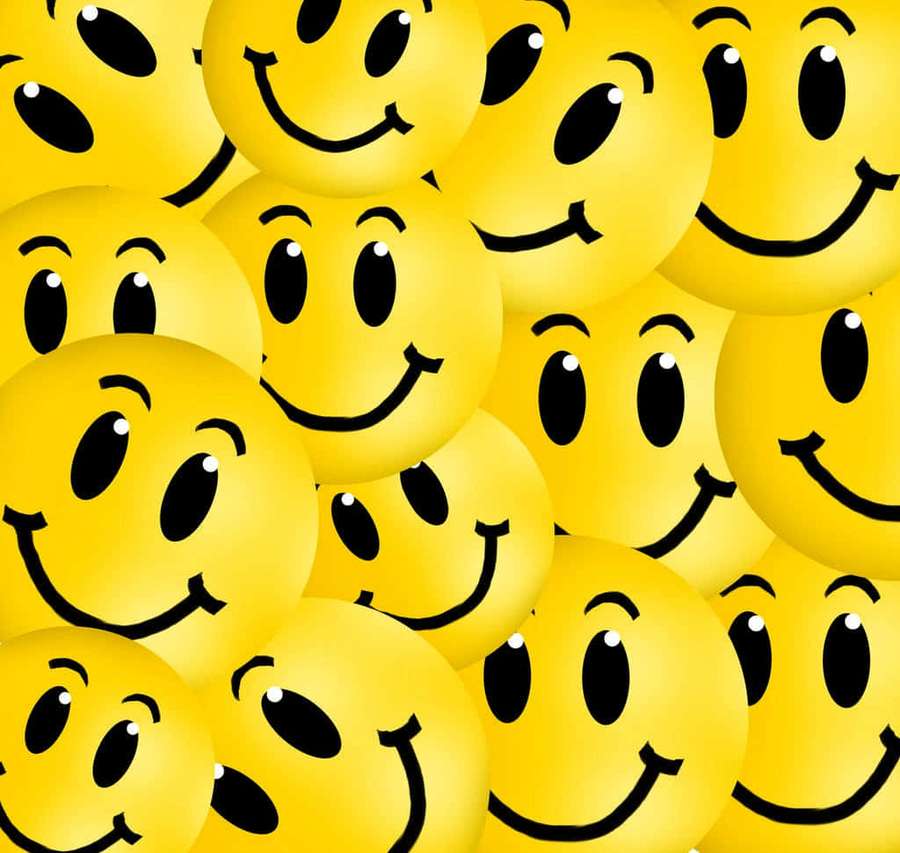 Fondo de pantalla de iconos repetidos de smiley amarillo con ojos negros y sonrisas. — Feliz Sonrisa Fondos de pantalla