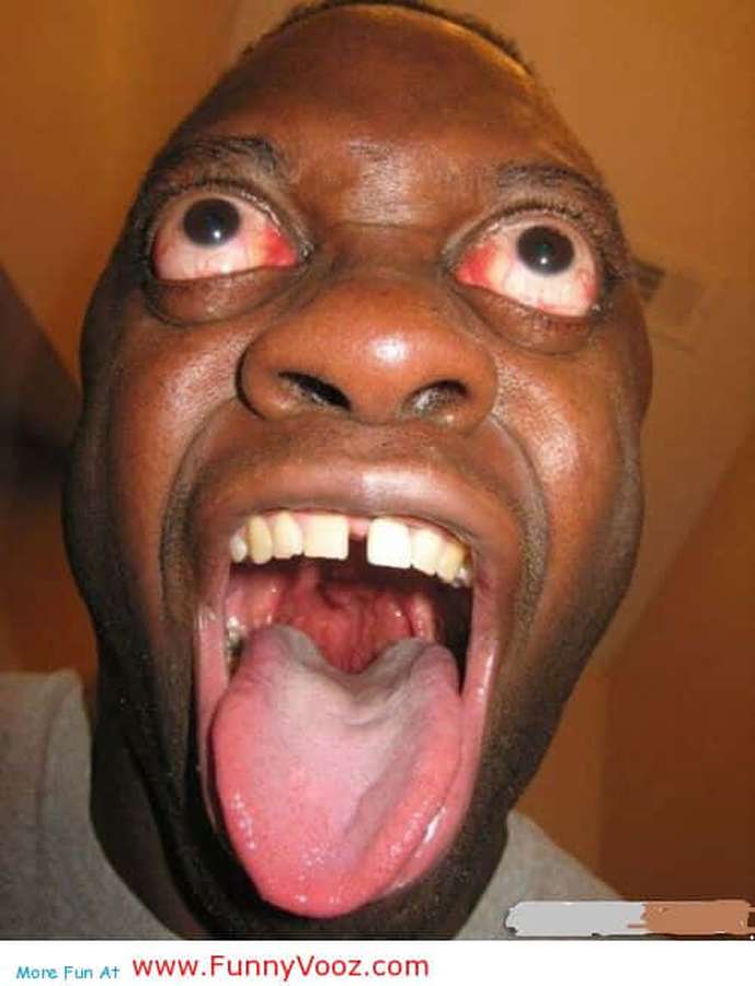 Un hombre haciendo una mueca graciosa con la lengua afuera y ojos muy abiertos. — Feo Divertido Fondos de pantalla