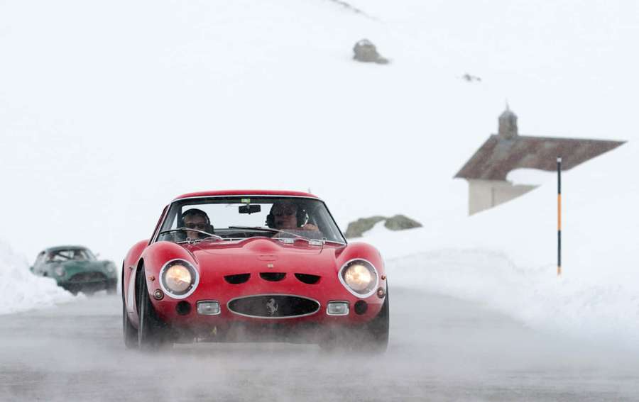 Ferrari 250 GTO vermelha dirigindo em estrada de montanha nevada com névoa e outro carro atrás — Ferrari clássica Papéis de Parede