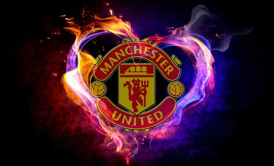 Manchester United Fußballverein Logo umgeben von feurigen und elektrischen Effekten. — Feuerbilder Wallpaper