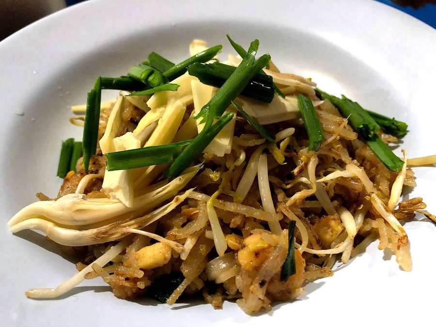 Fideos de arroz salteados con brotes de soja y cebolletas en un plato blanco. — Fideos Fondos de pantalla