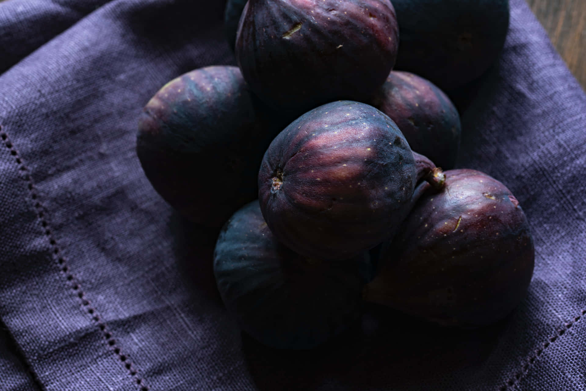 Figs Ungu Wallpaper