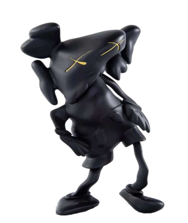 Escultura de ratón negra con ojos X dorados y postura audaz sobre fondo blanco — Figuras de Kaws Fondos de pantalla