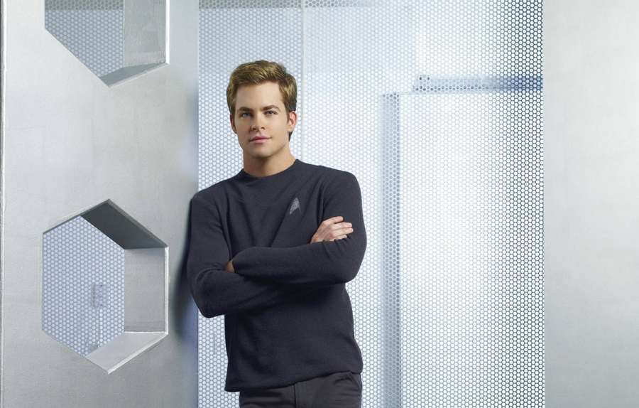 Mann in dunklem Pullover lehnt an futuristischer Metallwand mit sechseckigen Ausschnitten. — Finsternis Wallpaper