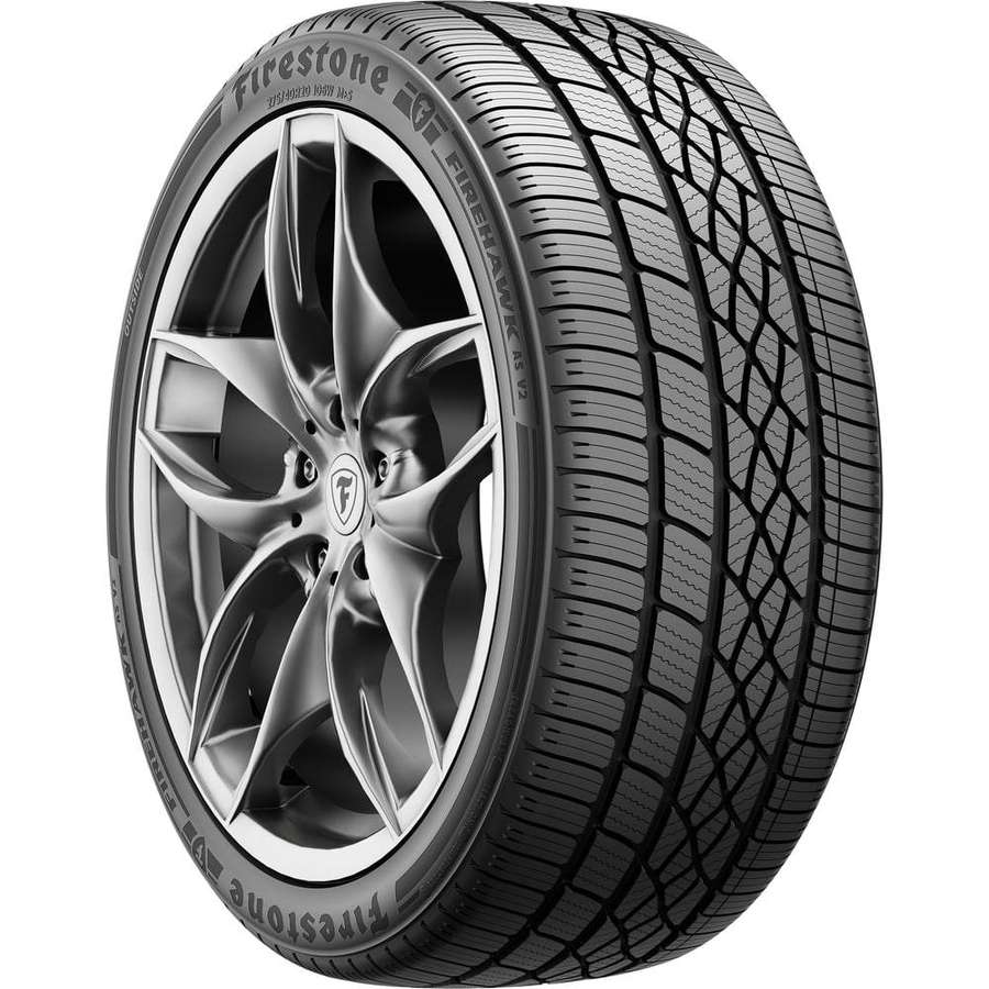 Firestone Firehawk RS2-dæk på en sølvfarvet legeringshjul med detaljeret slidbanemønster. — Firestone Billeder