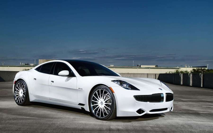 Hvid luksus sportsvogn parkeret på et tag ved solnedgang. — Fisker Wallpapers