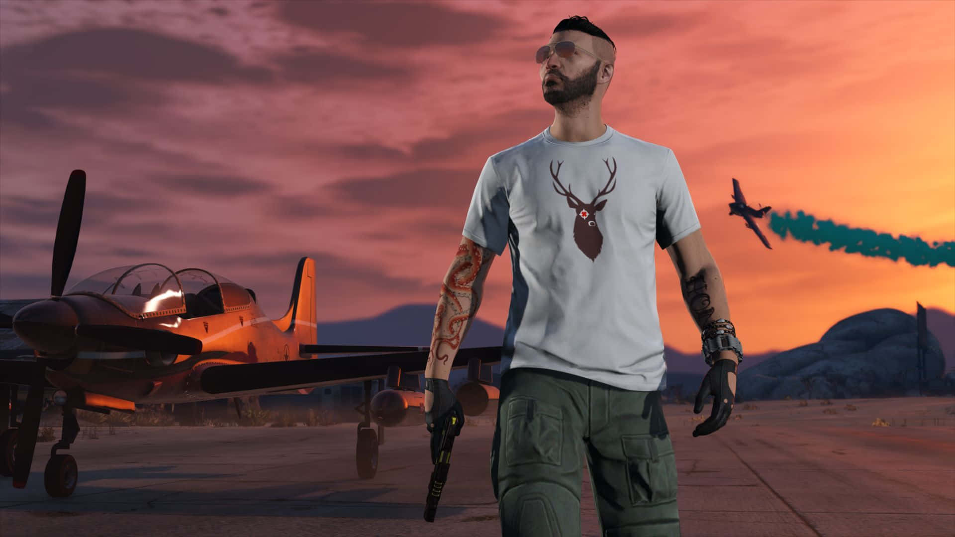 Mann mit Tätowierungen neben einem Flugzeug, während ein Jet bei Sonnenuntergang vorbeifliegt. — Fivem Bilder