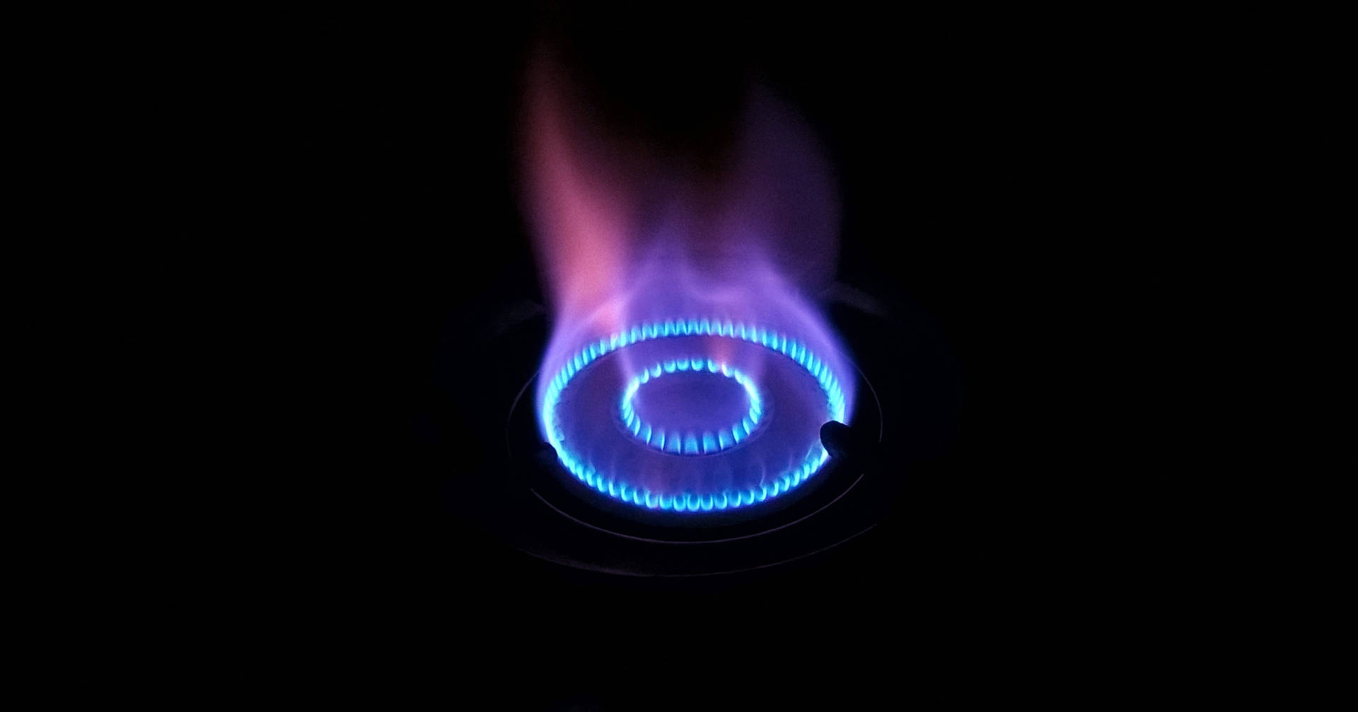 En blå og lilla gassflamme som brenner i mørket. — Flamme Bakgrunner