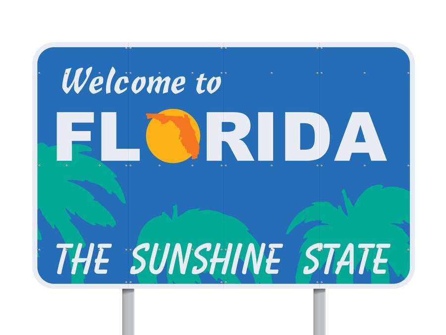Florida welcome sign with palm trees and sunshine state slogan. — Florida Wallpaper