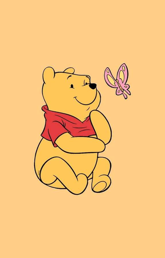 Ursinho Pooh de camisa vermelha sorrindo com uma borboleta rosa por perto. — Fofo Winnie The Pooh Papéis de Parede