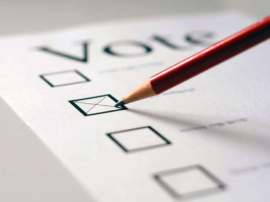 Un lápiz rojo marca una casilla de verificación en una papeleta de votación. — Fondos de Elección Fondos de pantalla