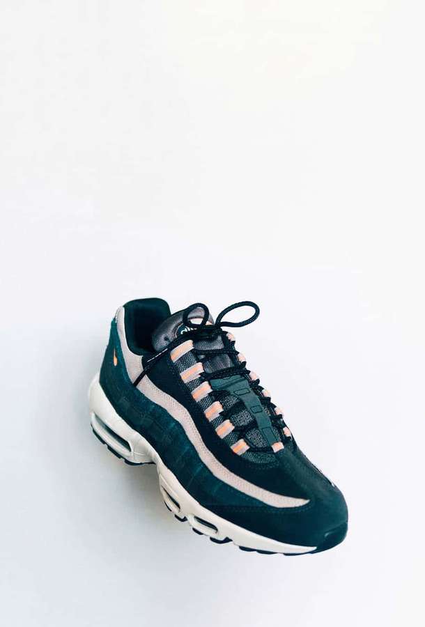 Tênis Nike Air Max 95 verde-azulado escuro com cadarços pêssego e sola branca em fundo branco — Força Aérea Negra Papéis de Parede