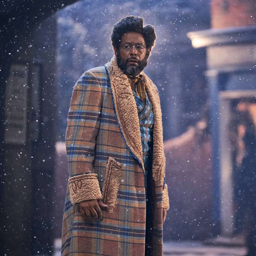 Mann in kariertem Mantel in verschneiter Gasse — Forest Whitaker Bilder