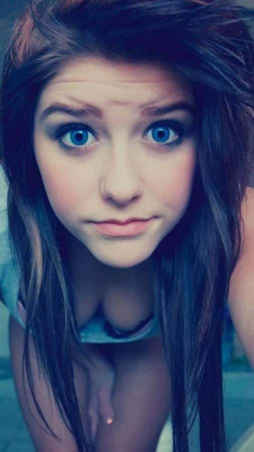 Joven con ojos azules y cabello oscuro mirando directamente a la cámara. — Foto Fondos de pantalla
