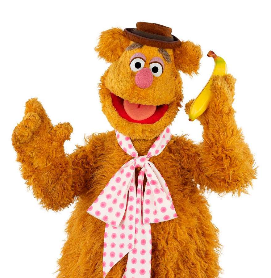 Fozzie Bear mit Hut und Fliege, der eine Banane hält und winkt. — Fozzie Bär Wallpaper