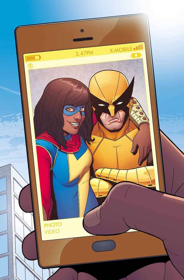 Hand, die Telefon mit Comicfiguren in Superheldenkostümen hält. — Frau Marvel Wallpaper