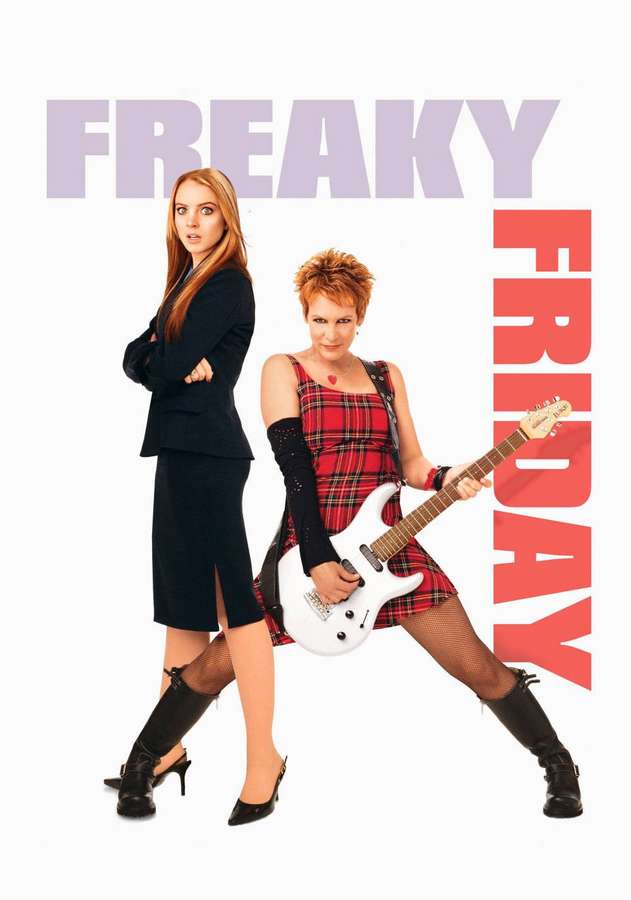 Zwei Frauen in kontrastierenden Outfits, eine mit Gitarre, posieren für das Freaky Friday Filmplakat. — Freaky Friday Hintergrundbild