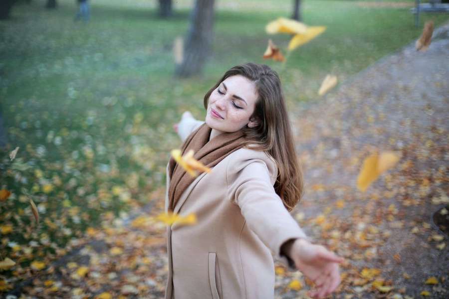 Free Woman Open Arms While Closed-eyes Smiling Photo Stock Photo — Freedom Wallpaper