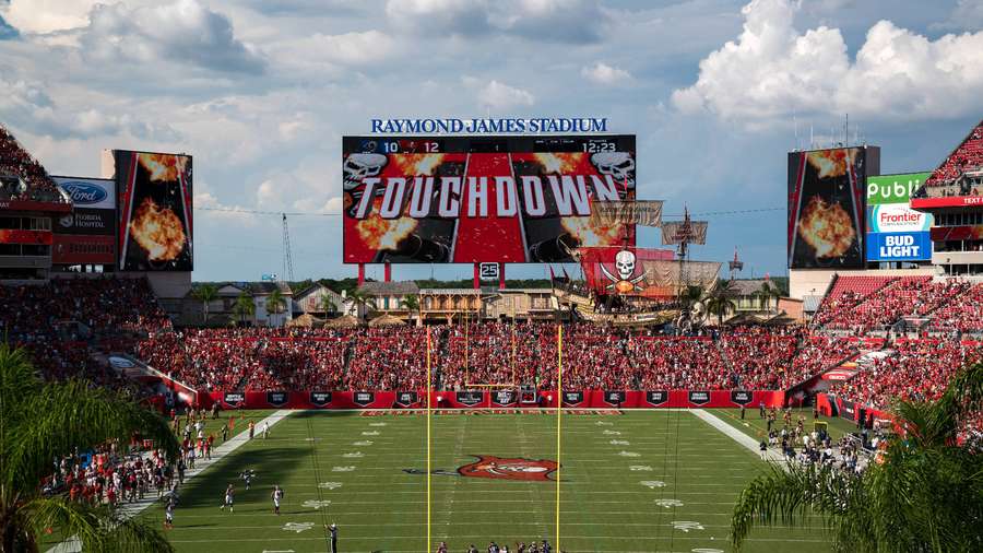 Raymond James Stadium Fußballspiel mit jubelnder Menge und Anzeigetafel, die Touchdown zeigt. — Freibeuter Wallpaper