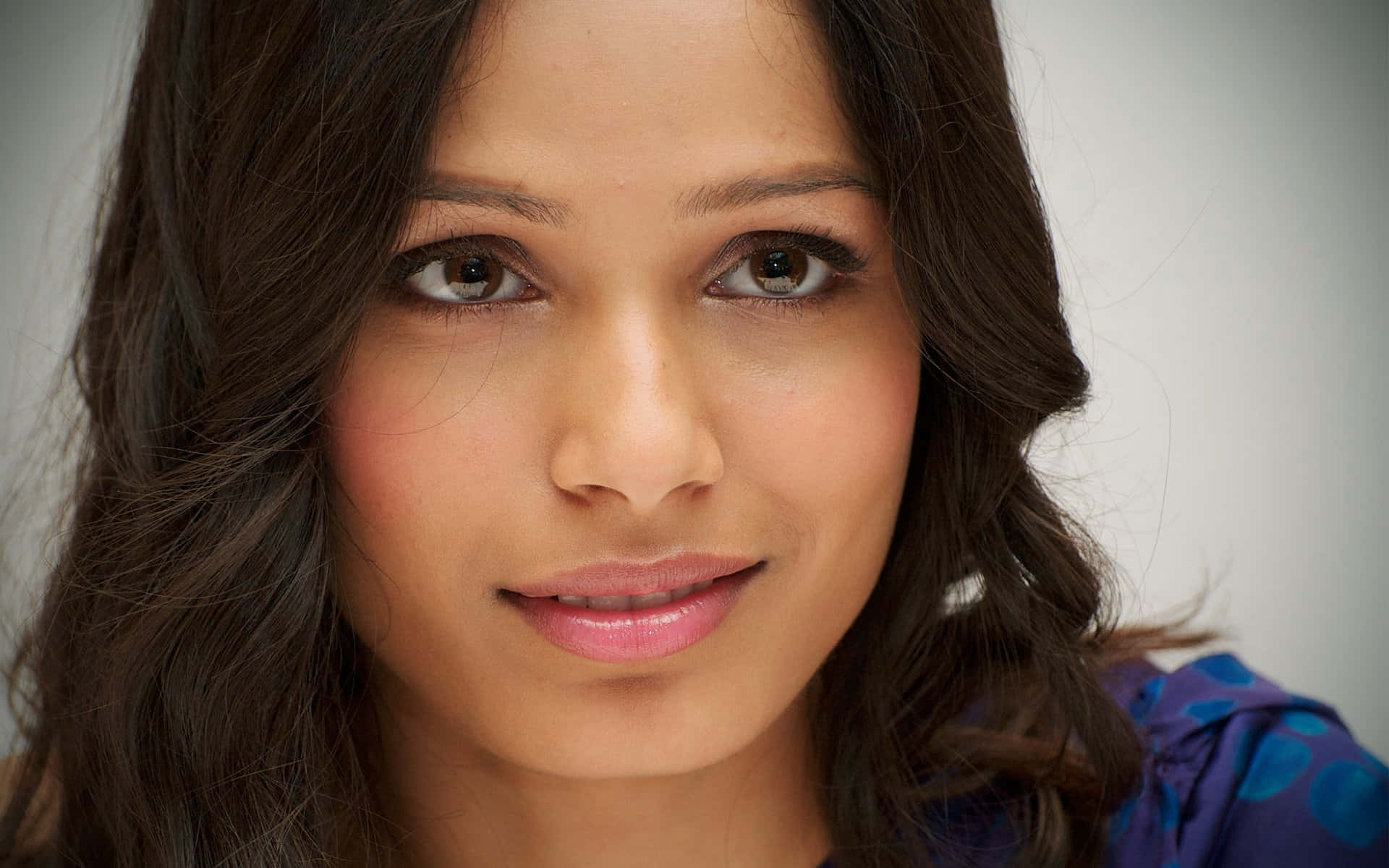 Freida Pinto Bakgrunnsbildet
