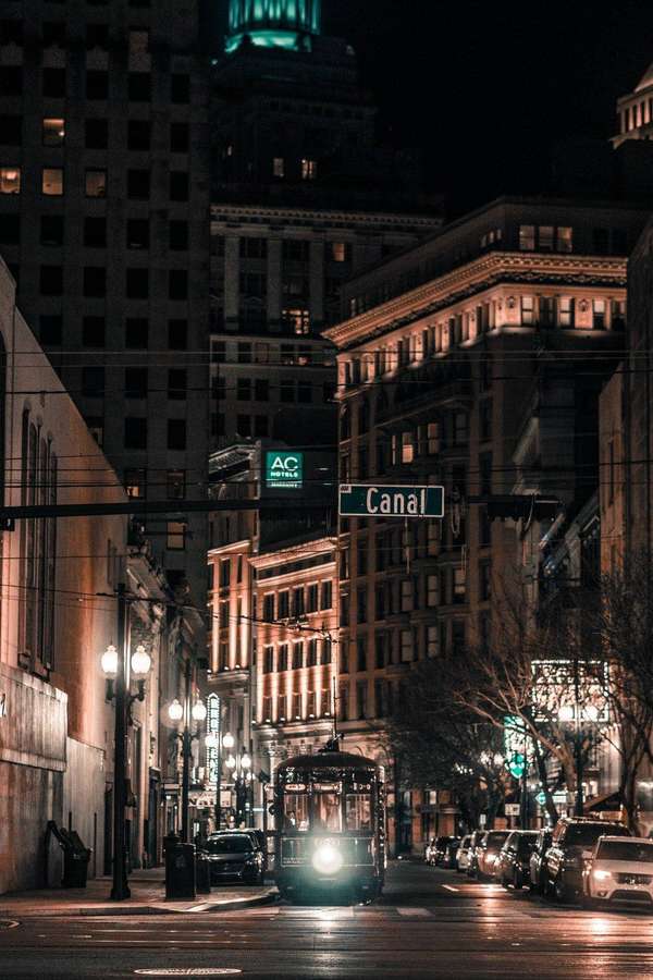 Nächtliche Stadtstraße mit historischer Straßenbahn und beleuchteten Gebäuden. — French Quarter Bilder
