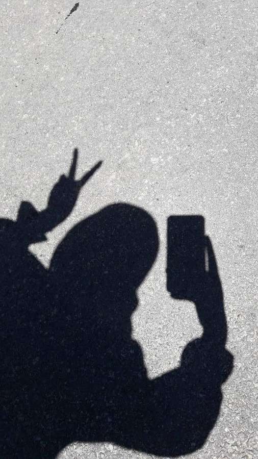 Schatten einer Person, die Selfie mit Friedenszeichen auf Pflaster macht — Friedenssymbol Wallpaper