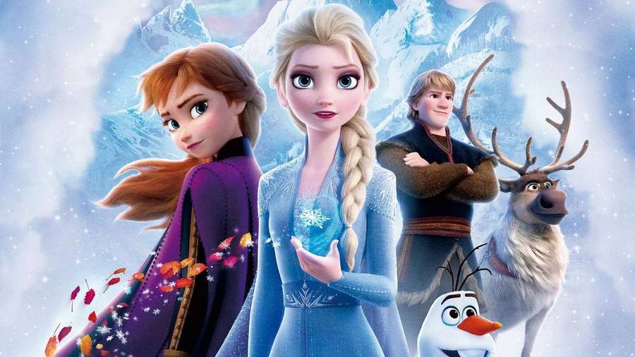 Frosne karakterer Elsa Anna Kristoff Sven Olaf i snedækkede bjerge med efterårsblade. — Frozen 2 Wallpapers