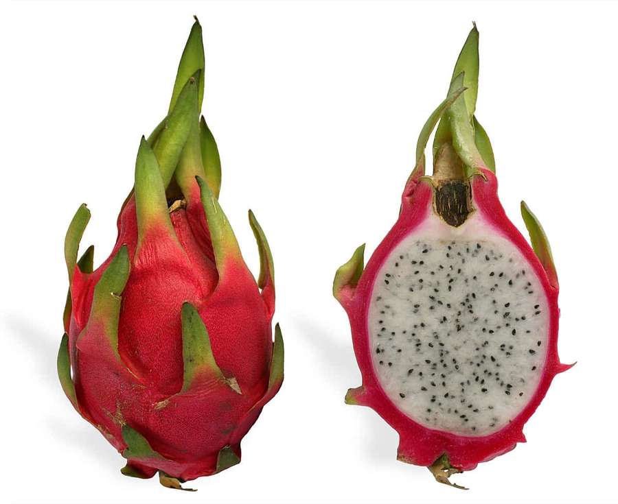 Fruta del dragón entera y en rodajas que muestra piel rosa, escamas verdes y pulpa blanca con semillas negras. — Fruta roja Fondos de pantalla