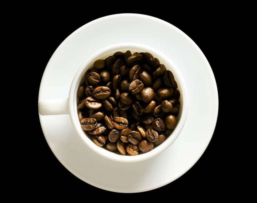 White coffee cup filled with roasted coffee beans on a black background. — Full HD Wallpaper