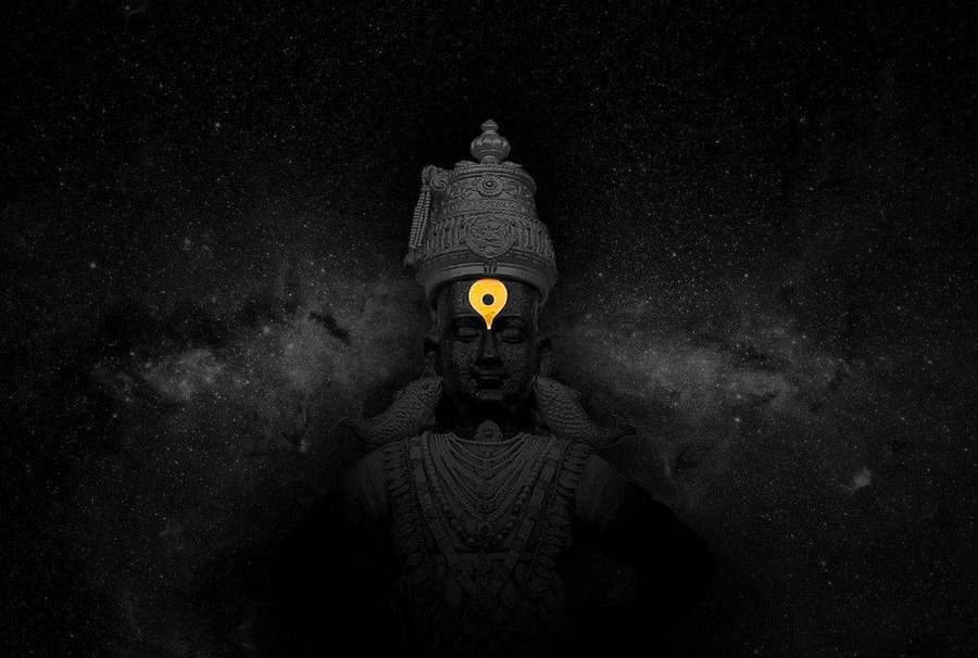 Estátua de uma divindade com alfinete brilhante na testa contra fundo estrelado do espaço — Fundo de Buda Papéis de Parede