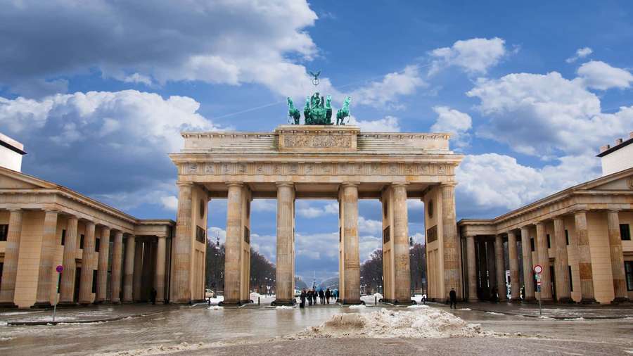 Portão de Brandemburgo em Berlim com neve no chão e céu azul com nuvens. — Fundo do forte Papéis de Parede