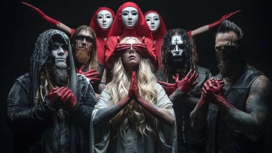 Uma banda com membros mascarados e mãos ensanguentadas posando em um estilo gótico escuro. — Fundo do momento Papéis de Parede
