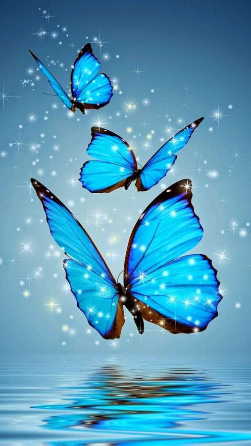 Drei leuchtende blaue Schmetterlinge fliegen über Wasser mit sternartigen Funken. — Funkeln Wallpaper