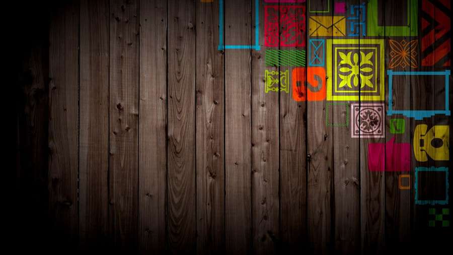 Dunkle Holzwand mit bunten geometrischen und ornamentalen Mustern auf der rechten Seite. — Funky Hintergrundbild