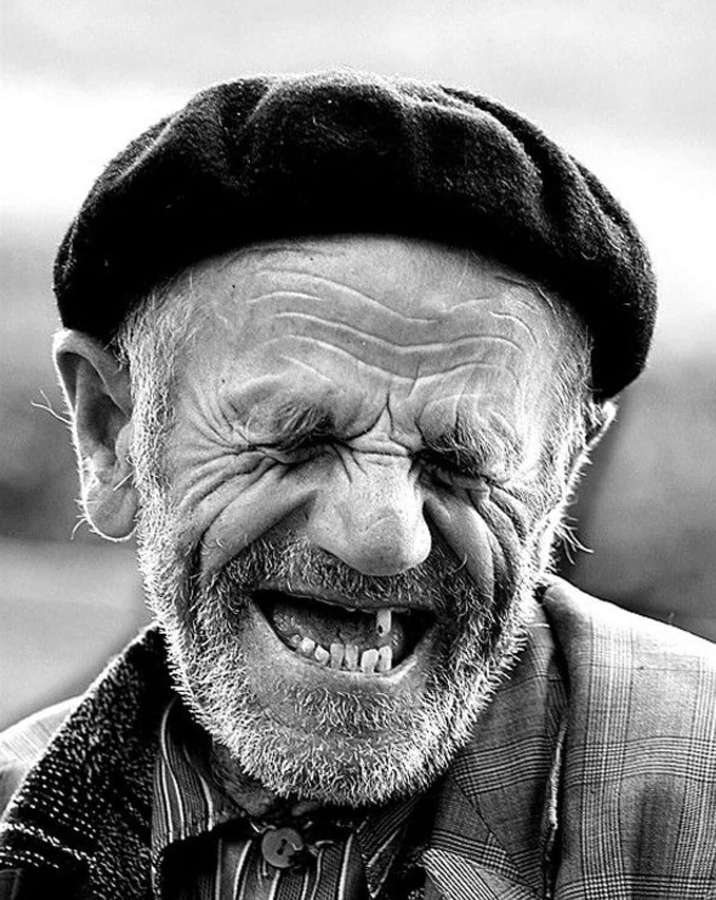 Ein älterer Mann mit Bart und Baskenmütze lacht vor Freude in einem Schwarz-Weiß-Foto. — Funny Faces Bilder
