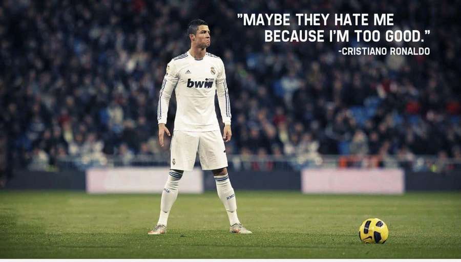 Cristiano Ronaldo auf einem Fußballfeld mit eingeblendetem Zitat. — Fußballästhetik Wallpaper