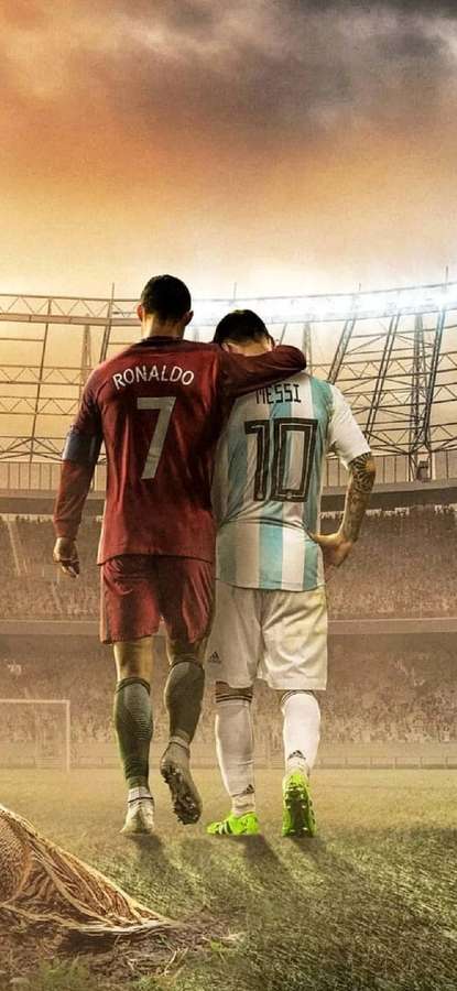 Duas lendas do futebol Ronaldo e Messi caminhando juntos em um campo de estádio. — Futebol em HD Papéis de Parede