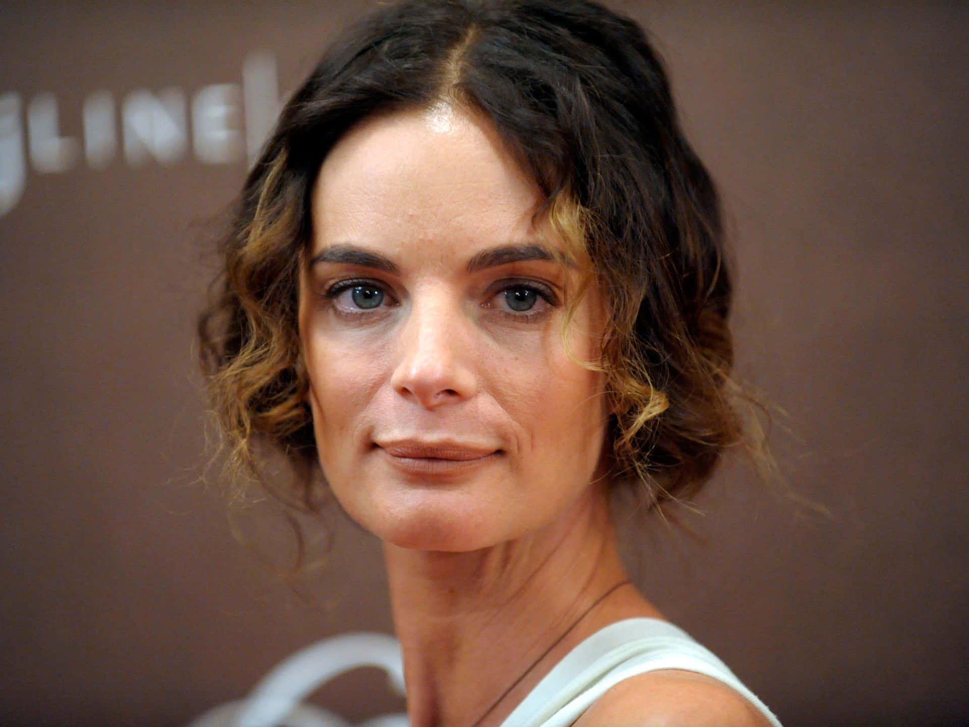 Gabrielle Anwar Achtergrond