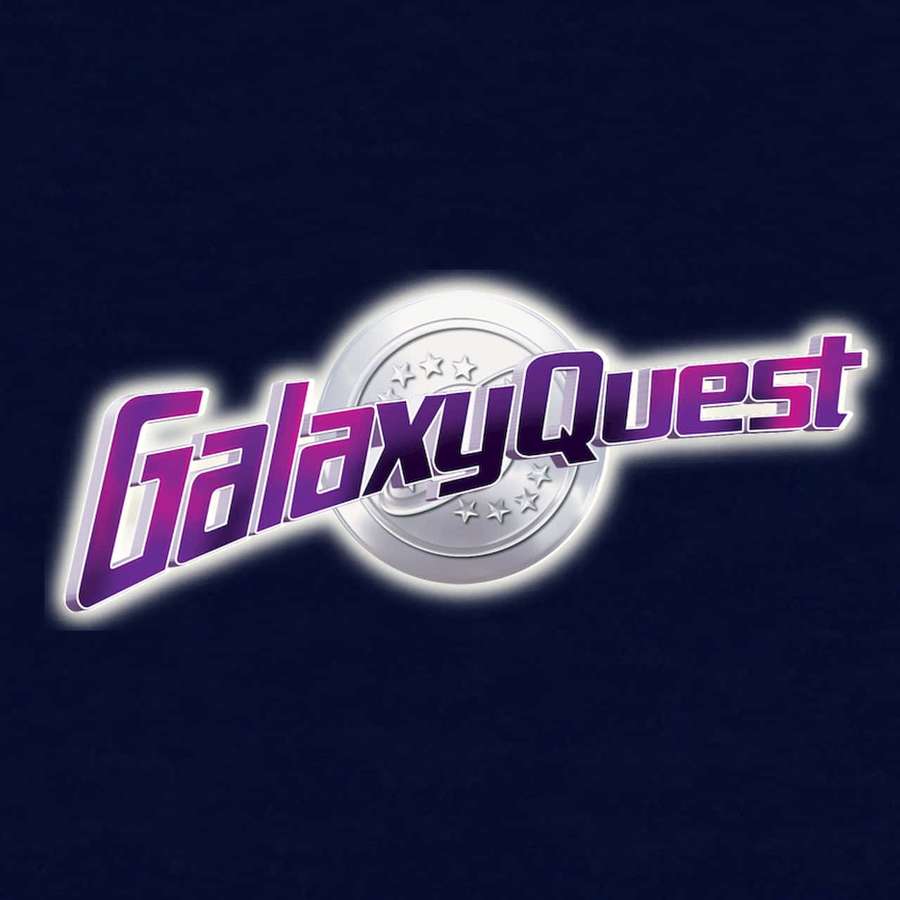 Logotipo Galaxy Quest con texto púrpura brillante y emblema de estrella plateada sobre azul oscuro. — Galaxy Quest Fondos de pantalla