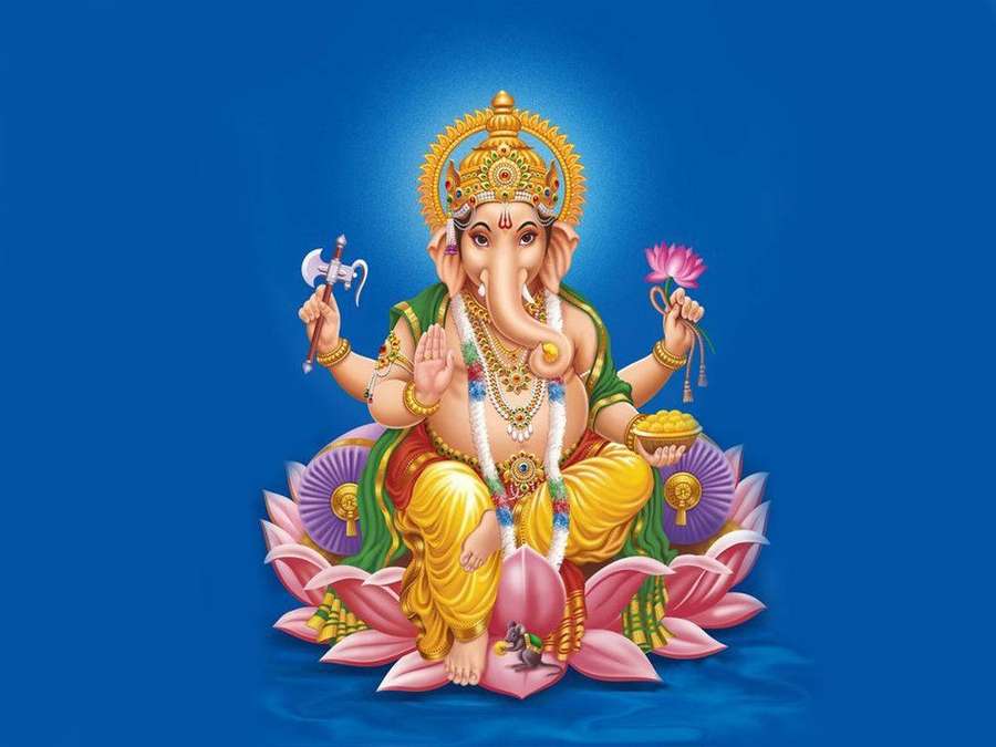 Ganesha-Gottheit sitzt auf einer rosa Lotusblume und hält eine Lotusblume und eine Axt vor blauem Hintergrund — Ganpati HD Wallpaper