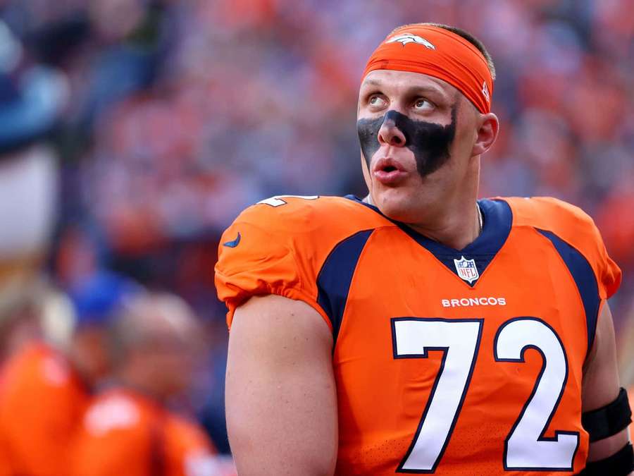 Denver Broncos player number 72 with black face paint during a game. — Garett Bolles Wallpaper