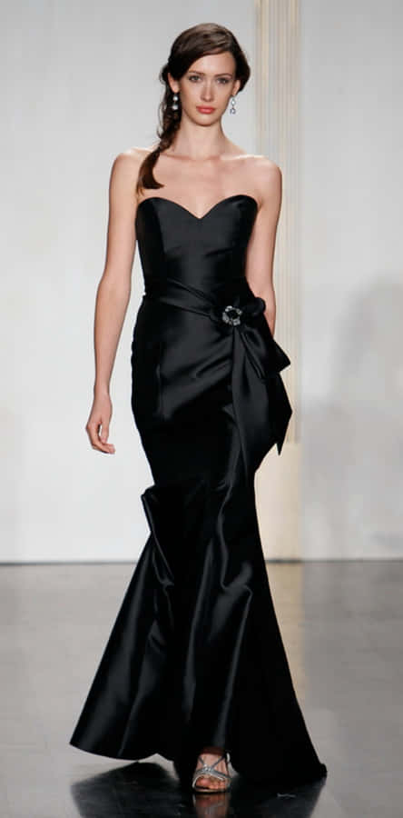 Gaun Hitam Resmi Wallpaper