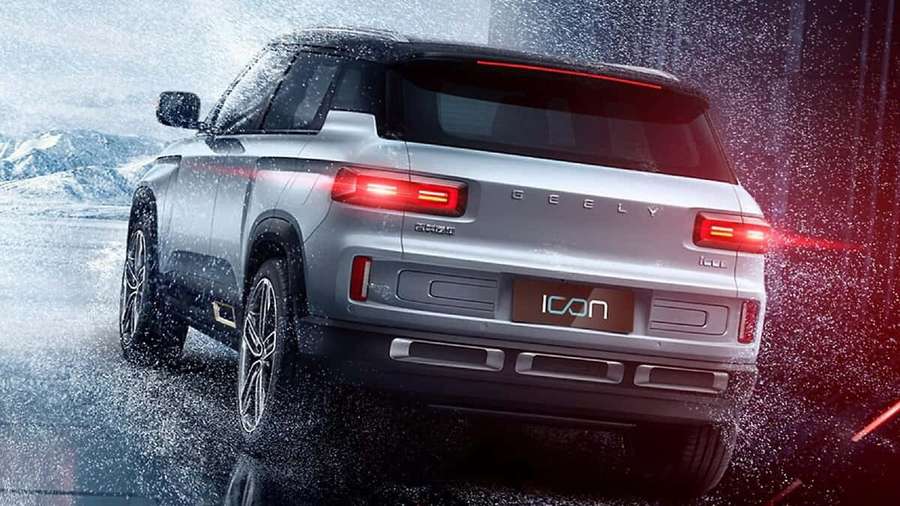 Hopeinen Geely Icon -maastoauto ajaa lumessa hehkuvien punaisten takavalojen kanssa hämärässä. — Geely Icon Taustakuvat