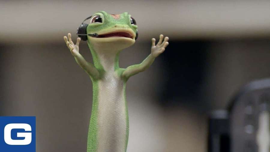 Animierter grüner Gecko im Büro winkt mit Headset — Geico Bilder