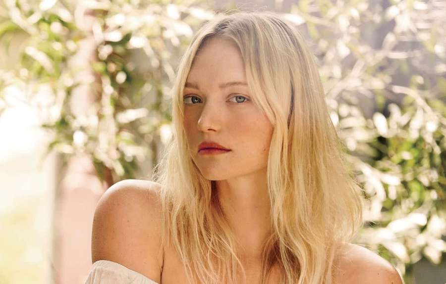 Blonde woman with green eyes in sunlit garden wearing off-shoulder top — Gemma Ward Wallpaper