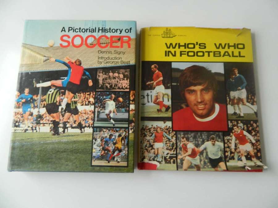 To vintage fodboldbøger med spillerfotos og actionscener. — George Bedst Billede Wallpapers