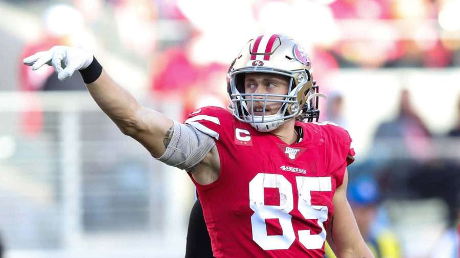Footballspieler im roten Trikot Nummer 85 zeigt während des Spiels nach oben. — George Kittle Wallpaper